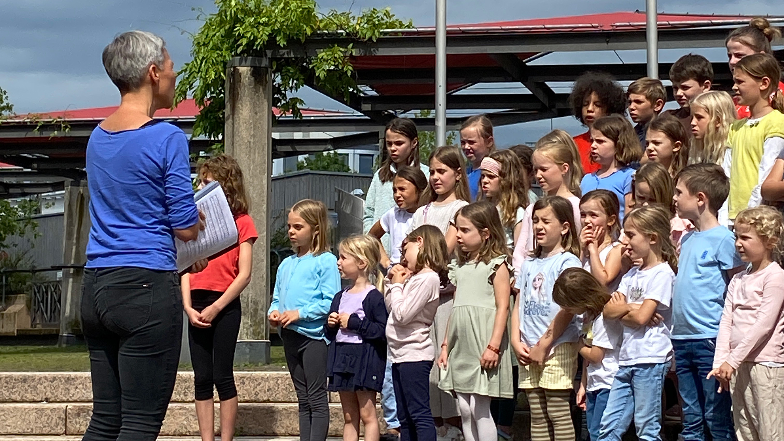 Chorleiterin und Kinderchor