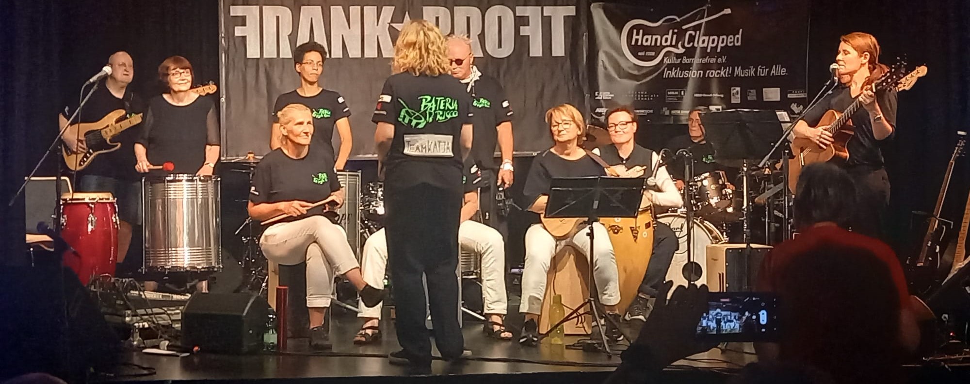 Die Band von Bateria auf der Bühne beim Spielen